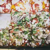 Pyszne, kwadratowe pizze z warzywami i serem. Idealne, gdy zastanawiasz się, gdzie zjeść w Wenecji.