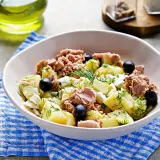 Deliziosa insalata di patate e tonno, arricchita da uova sode, olive nere e aneto fresco. Un piatto gustoso e completo.