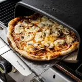 Pyszna pizza z pieczarkami i serem, właśnie wyjęta z pieca grillowego. Idealna do dzielenia się z przyjaciółmi, bo ile piec pizze, tyle radości!