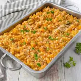Ein goldbrauner, veganer Auflauf schnell zubereitet, mit knuspriger Kruste und frischer Petersilie garniert.