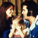 Rodzina Presleyów: Elvis, Priscilla i mała Lisa Marie Presley bawią się w chowanego.