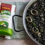 Arroz negro con calamares y gambas: receta fácil y deliciosa para disfrutar