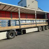 Na palecie ciężarówki ułożono worki z cementem. Widać ich sporo, gotowych do transportu.