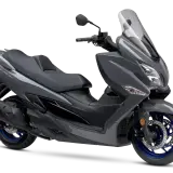 Szary skuter Suzuki Burgman 400, idealny do miasta. Zastanawiasz się nad jego spalaniem?