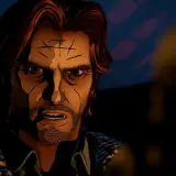 Bigby Wolf z The Wolf Among Us Spolszczenie, z ponurym wyrazem twarzy, w mrocznym otoczeniu.