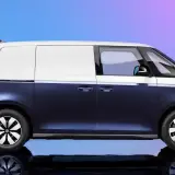 Nowy VW ID. Buzz w dwukolorowym malowaniu – granatowy dół i biała góra. Idealny do miejskich podróży i transportu.