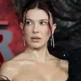 Millie Bobby Brown na premierze Stranger Things. Fani zastanawiają się, ile zarobili aktorzy Stranger Things 5.