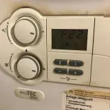 Vaillant piec gazowy dwufunkcyjny ecotec plus nie grzeje wody. Na wyświetlaczu kod F.22.