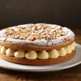Dacquoise aux amandes et crème pâtissière. On peut faire une dacquoise la veille, elle sera parfaite pour ce gâteau !