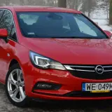 Czerwona Astra K 1.6 CDTI na tle zimowego krajobrazu.