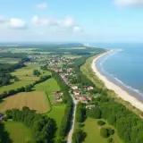 Dojazd PKP do Dąbków to malownicza podróż przez zielone pola i lasy, kończąca się widokiem na piaszczystą plażę i morze.