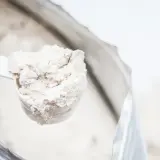 Łyżka z białkiem serwatkowym, idealnym do budowania masy mięśniowej. Co to jest białko serwatkowe? To szybkie źródło aminokwasów.