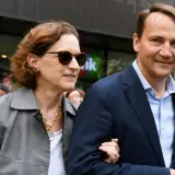 Radosław Sikorski z pierwszą żoną, Anną, w drodze na wydarzenie.
