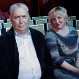 Joanna Kossowska, wiek nieznany, siedzi obok starszego mężczyzny na widowni.