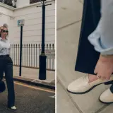 Un homme porte un pantalon gris avec des mocassins crème. Quelle chaussure avec pantalon gris homme ? Ces mocassins sont un choix élégant.