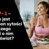 Uśmiechnięta kobieta je sałatkę. Tekst pyta: GLP-1 - czym jest hormon sytości i dlaczego mówi o nim cały świat?