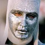 En mystisk figur med en detaljerad silvermask och kedjehätta, en karaktär från rollistan i Kingdom of Heaven.