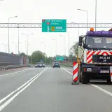 Ciężarówka MAN blokuje drogę, ostrzegając przed wyprzedzaniem na podwójnej ciągłej. Mandat za takie wykroczenie jest wysoki.