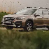 Brązowy Subaru Outback 2025 zaparkowany nad jeziorem, gotowy na przygodę.