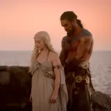 Khal Drogo i Daenerys stoją nad morzem o zachodzie słońca.