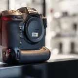 Profesjonalny aparat Nikon Z z uchwytem pionowym, gotowy do testów aparatów fotograficznych.