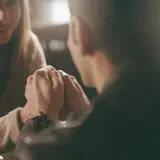 Widzę, jak nasze dłonie splatają się, czując ciepło i bliskość. To nie tylko zauroczenie, to coś więcej – głęboka więź, która rodzi się między nami.