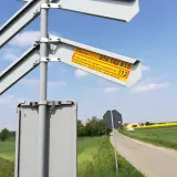 Znak informuje o numerze skrzyżowania i numerach alarmowych w razie wypadku lub awarii na przejeździe kolejowym.