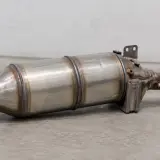 Metalowy element układu wydechowego samochodu, prawdopodobnie emulator DPF.