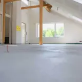 Nowe, świeżo wykonane wylewki betonowe czekają na wykończenie. Sprawdź, jaka wykonanie wylewki betonowej cena będzie najlepsza dla Twojego domu.