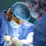 Chirurdzy w maseczkach i czepkach pracują. Czasem zastanawiamy się, po jakim czasie rozpuszczają się szwy.