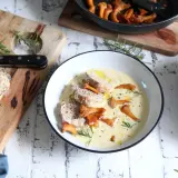 Tranches de filet mignon moutarde, accompagnées de girolles et de romarin, dans une sauce crémeuse.
