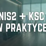 Biznesmeni dyskutują o wdrożeniu dyrektywy NIS2 i KSC w praktyce. Na ścianie schematy przemysłowe.