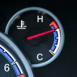Wskaźnik temperatury płynu chłodzącego pokazuje, że silnik jest gorący.