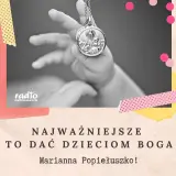 Dziecięce dłonie trzymają medalik z Matką Boską. Najważniejsza modlitwa za dzieci to dać im Boga.