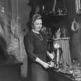 Elegancka Mieczysława Ćwiklińska, znana z wielu filmów, nalewa herbatę z samowara.
