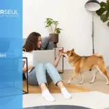 Une femme avec son chien, sujet de l'expulsion locataire avec animaux. Droits et règles de la location.