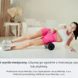 Kobieta pokazuje, jak rolować nogi na rollerze. Ćwiczenie na mięśnie ud.