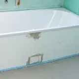 Badewanne in einem Rohbau. Die Anschlussfugen abdichten ist der nächste Schritt, bevor die Fliesen verlegt werden.