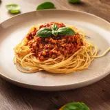 Pyszne spaghetti bolognese, idealne na szybki obiad. Ten prosty spaghetti przepis zachwyci każdego!
