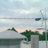 Anteny na dachu, gotowe do odbioru sygnału telewizji naziemnej. Wskazówki, jak znaleźć sygnał, są kluczowe dla dobrego obrazu.