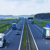 Na autostradzie A4, gdzie można jechać z różną prędkością, poruszają się ciężarówki i samochody osobowe.