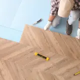 Installazione parquet a spina di pesce, con livella e metro. Soluzioni per dislivello pavimento.