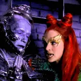 Poison Ivy, l'actrice aux cheveux roux et au costume vert, parle à Mr Freeze.