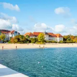 Piękny dzień nad morzem. Hotel i plaża w Sopocie, jednym z urokliwych polskich miejscowości nad morzem.