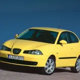 Żółty Seat Ibiza III z przodu, na tle niebieskiego nieba.