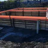 Szalunek fundamentu z pomarańczową folią, zapewniającą minimalną otulinę zbrojenia.