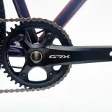 Mechanizm korbowy Shimano GRX z łańcuchem i zębatką. Podpowie jak dobrać suport do roweru.