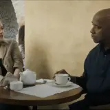 Denzel Washington i Dakota Fanning rozmawiają przy stoliku w kawiarni. To scena z filmu "Bez litości obsada".