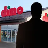 Sylwetka mężczyzny przed sklepem Dino. Czy to właśnie tutaj Tomasz Biernacki gdzie mieszka?