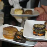 Un délicieux repas chaud de mariage avec des médaillons de bœuf, des légumes grillés et une purée gratinée.